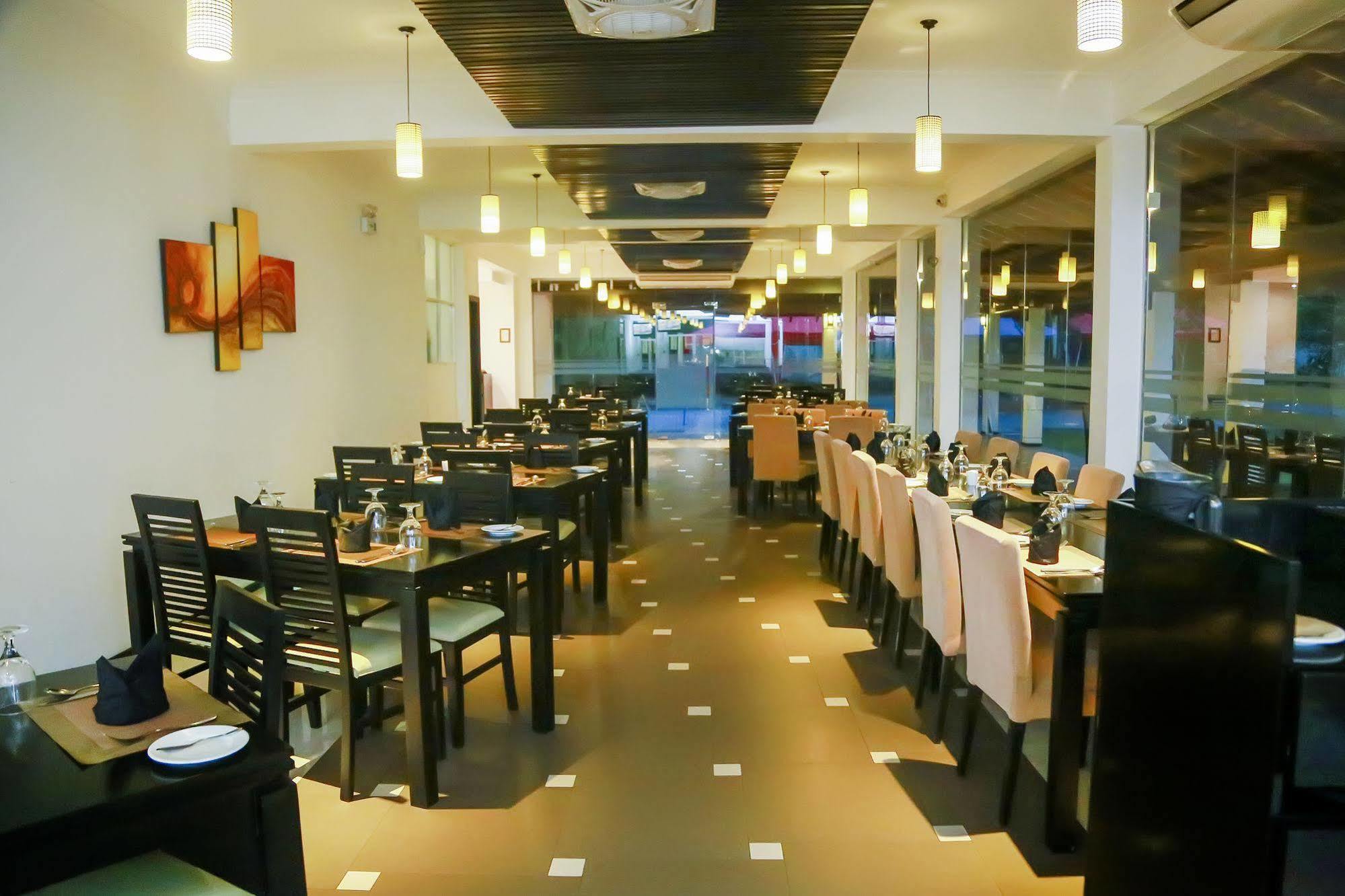 The Covanro Airport Hotel - Katunayake Gampaha Extérieur photo